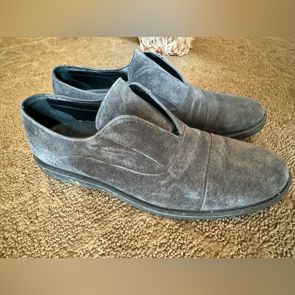 Very classy looking brand new shoes without tags. Not worn.